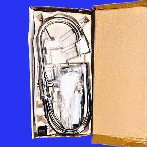 Delta Hazelwood Pull-Down Chrome Kitchen Faucet w/Soap Dispenser ~ NEW! O.B. - Picture 2 of 16